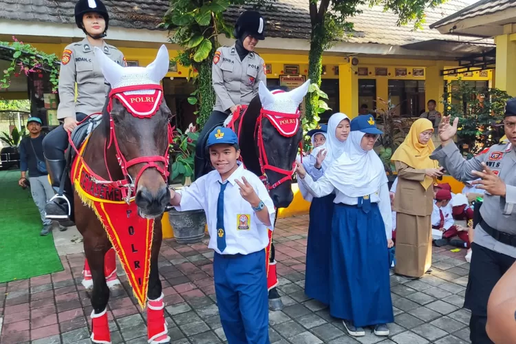 Keceriaan anak ABK di SLBN Kota Depok pada pelaksanaan peringatan hari lahir pancasila, di halaman sekolahnya yang terletak di Perumahan Permata Regency, Kelurahan Ratujaya, Kecamatan Cipayung. (ANDIKA EKA/RADAR DEPOK)