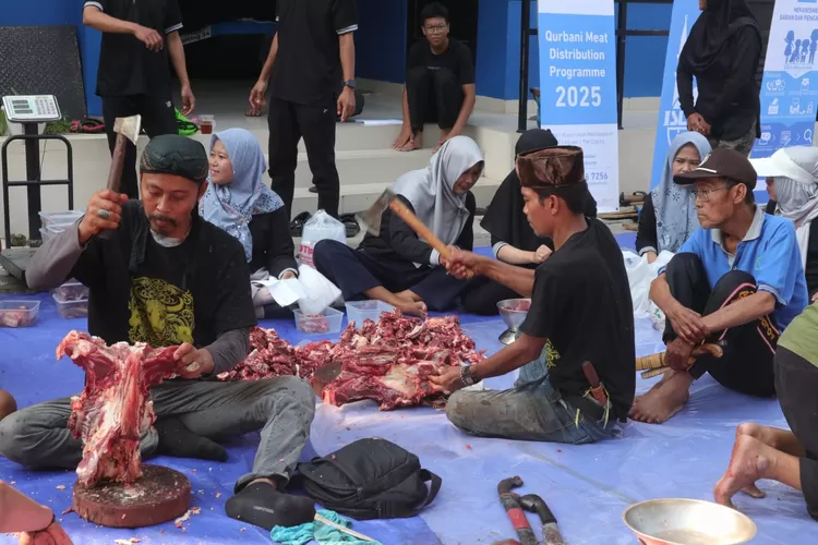 Pelaksanaan pemotongan hewan kurban pada perayaan Idul Adha 1446 Hijriah di SMPN 34 Depok, beberapa waktu lalu. (ANDIKA EKA/RADAR DEPOK)