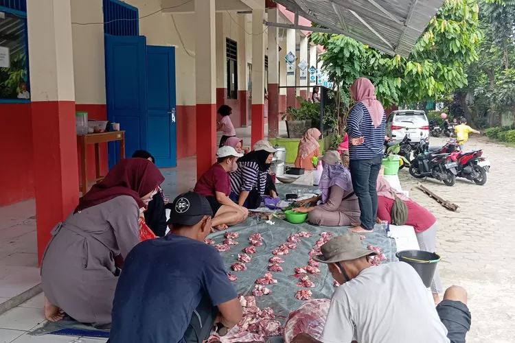 Pelaksanaan pemotongan hewan kurban di SDN Mekarjaya 20, beberapa waktu lalu (ANDIKA EKA/RADAR DEPOK)