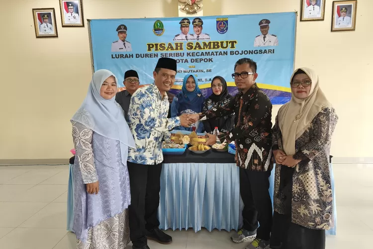 Proses serah terima jabatan Lurah Duren Seribu, dari Kiki Mutakin (kanan) ke Ahmad Sabani (kiri), berjalan penuh haru, di aula kantor kelurahan, Senin (9/6). Turut hadir Anggota DPRD Kota Depok Qonita Lutfiyah dan Camat Bojongsari Rijal Farhan.  (JUNIOR/RADAR DEPOK)