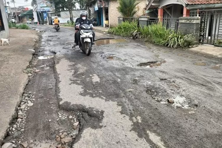 Pemotor kesusahan melintas di Jalan Abdul Fatah.  (KABAR BOGOR)