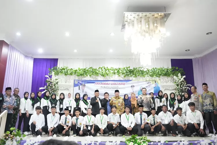 Wisudawan Sekolah Pra Nikah di Kecamatan Bojonggede. ( KABAR BOGOR)