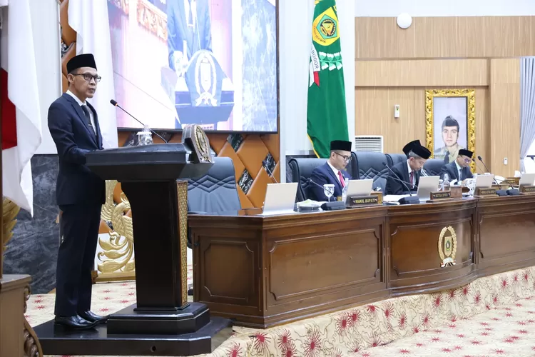 Wabup Ade Ruhandi (Jaro Ade) menyampaikan apresiasi pada DPRD saat paripurna penetapan revisi Perda PDRD.  (KABAR BOGOR)