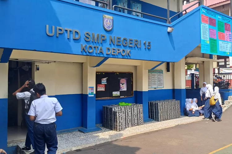 Tampak gedung SMPN 15 Depok yang terletak di Jalan Pondok Tipar, Kelurahan Mekarsari, Kecamatan Cimanggis. (ANDIKA EKA/RADAR DEPOK)