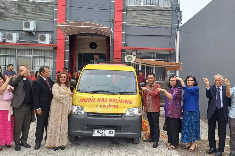 Peluncuran mobil kas keliling Bank Perdana di momen HUT Ke-21, pada halaman kantornya, di Jalan Raya Bogor, Kelurahan Mekarsari, Kecamatan Cimanggis, Depok. (ANDIKA EKA/RADAR DEPOK)