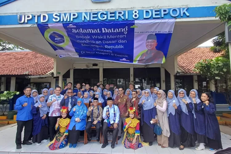 Foto bersama warga SMPN 8 Depok, yang menjadi salah satu sekolah rujukan inklusi di Kota Depok (ANDIKA EKA/RADAR DEPOK )