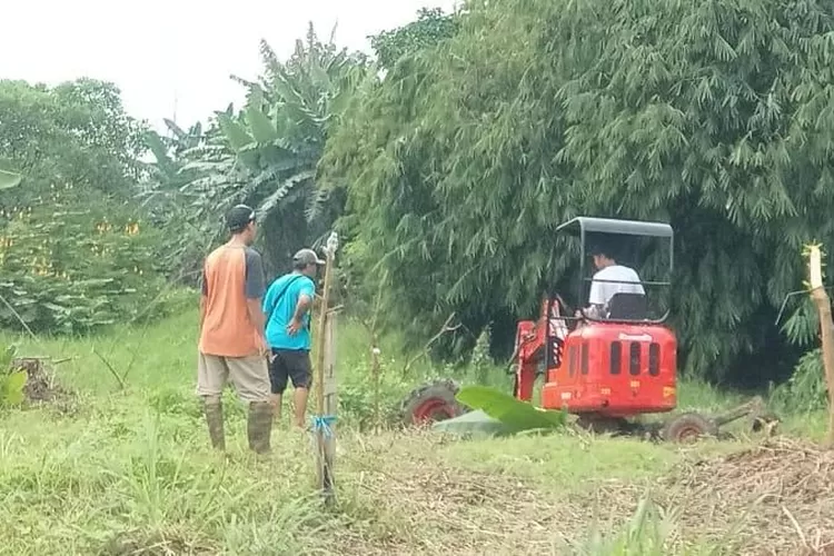 PENAMPAKAN : Alat berat Beko, di perbatasan RT3/1 dengan Perumahan Trevista, Kelurahan Pondok Petir, Kecamatan Bojongsari, Selasa (10/6).  (RISKYDWILESTARI/RADARDEPOK)