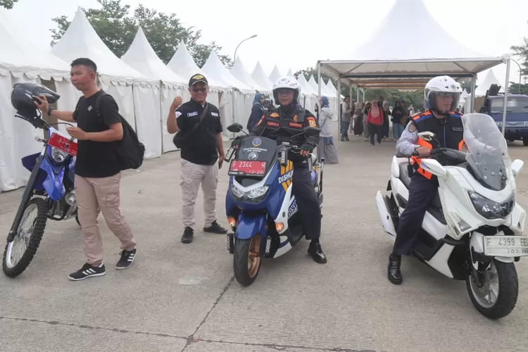 Petugas Dishub Kabupaten Bogor memetakan kondisi lalin di area Kabogorfest 2025.  (KABAR BOGOR)