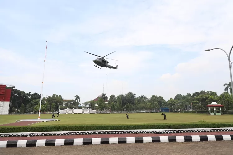 Helikopter berada di atas langit Komplek Pemkab Bogor.  (KABAR BOGOR)