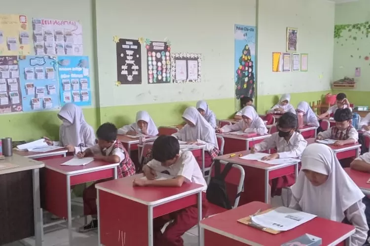 Para siswa SDN Cipayung 1 sedang serius mengerjakan soal dalam masa PSAT (DOKUMEN SEKOLAH)
