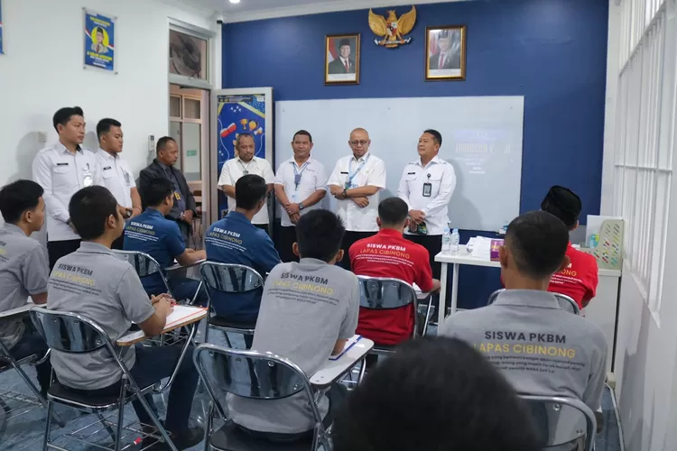 Pusat Kegiatan Belajar Masyarakat (PKBM) Lembaga Pemasyarakatan (Lapas) Kelas IIA Cibinong menggelar Ujian Nasional Kejar Paket A, B, dan C bagi warga binaan, sebagai bagian dari program pembinaan pendidikan yang berkelanjutan, Rabu (11/6). (Lapas Cibinong)