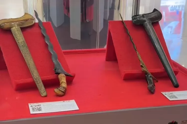 Salah satu pusaka kerajaan yang dipamerkan.  (ISTIMEWA)