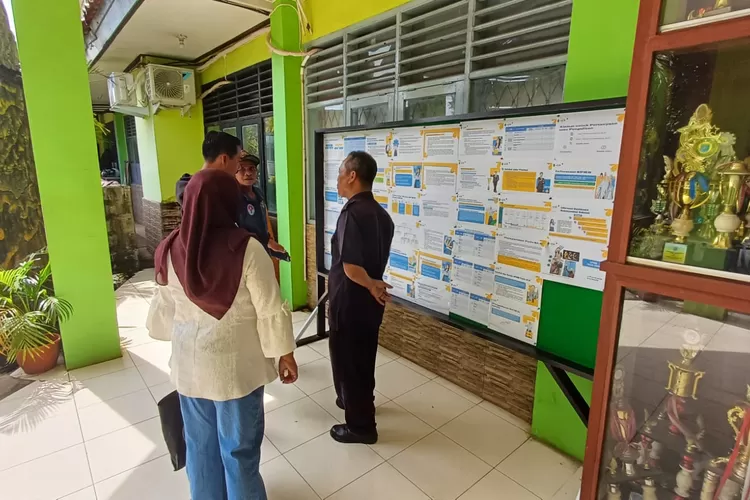 ILUSTRASI : Para orag tua yang sedang mencari informasi terkait pelaksaan SPMB di salah satu sekolah di Depok. (ANDIKA EKA/RADAR DEPOK)
