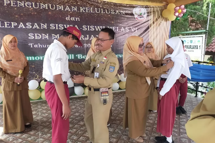 Pelaksanaan pelepasan siswa SDN Mekarjaya 1 (ANDIKA EKA/RADAR DEPOK)