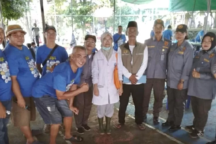 Prosesi : Aparatur kelurahan Cinangka, yang sedang memonitoring Qurban 1446H di Masjid Assalam Komplek Wisma Mas RW10 Kelurahan Cinangka, Kecamatan Sawangan, Jumat (6/6)  (RISKYDWILESTARI/RADARDEPOK)