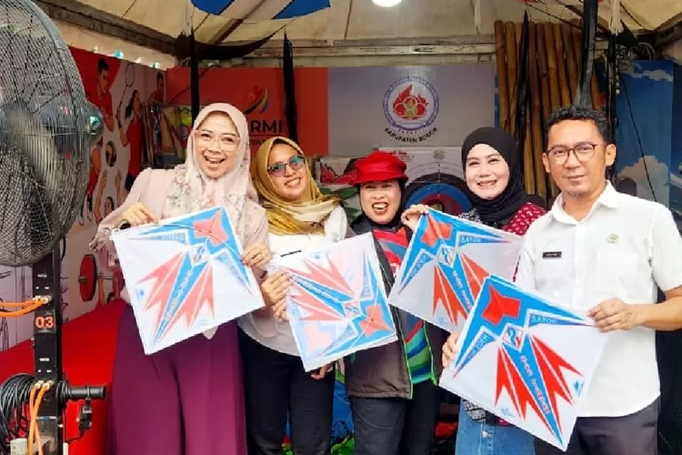 PIC pameran KORMI Kabupaten Bogor Siti Mahnin, memamerkan layang-layang dari Inorga Pelagi pada pameran Kabogor Fest 2025.