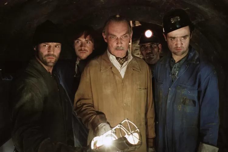 Jason Statham dan lainnya dalam film The Bank Job yang tayang di Bioskop Trans TV (imdn.com)