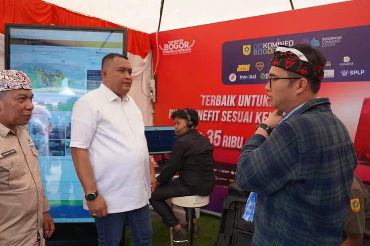 Kepala Diskominfo Bambang Widodo Tawekal mendampingi Bupati Rudy Susmanto dan Ketua DPRD Sastra Winara yang meninjau stand-nya.  (KABAR BOGOR)