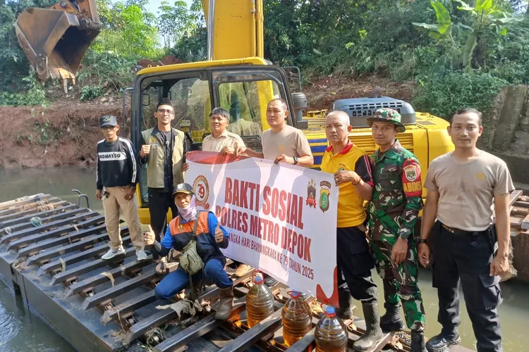 Polsek Bojongsari, bersanding bahu untuk normalisasi sungai di bantaran Kali Pesanggrahan, Gg 2000, RT 04/11, Kelurahan Pasir Putih, Kecamatan Sawangan, Kota Depok, Kamis (12/6). (DOKUMEN POLSEK BOJONGSARI)