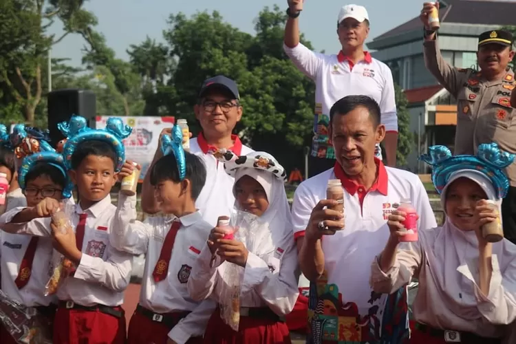 Wabup Jaro Ade dan Sekda Ajat Rochmat Jatnika bersama anak-anak sekolah meminum susu.  (ISTIMEWA)