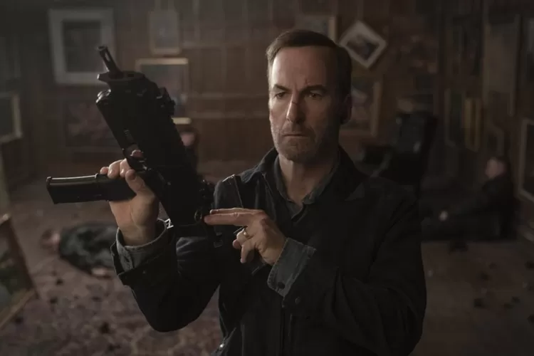 Aksi Bob Odenkirk dalam film Nobody yang dijadwalkan tayang di Bioskop Trans TV (imdb.com)