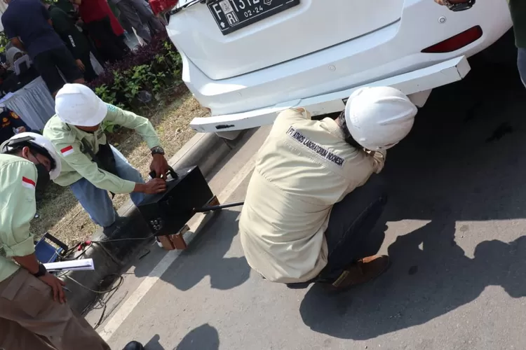 Petugas Dishub Kabupaten Bogor melakukan uji emisi pada kendaraan.  (ISTIMEWA)