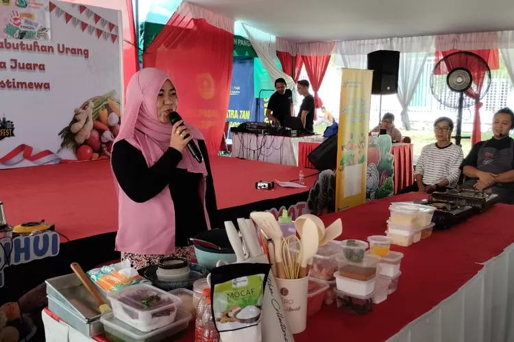 Kabid Konsumsi dan Penganekaragaman Pangan DKP Kabupaten Bogor, Rosi Luliastini saat memberikan penjelasan soal pangan loka.  (DOKUMEN KABAR BOGOR)