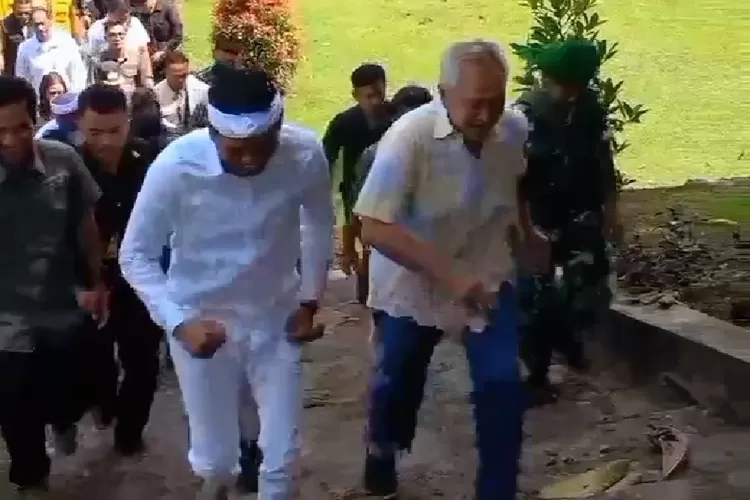 Gubernur Jawa Barat Dedi Mulyadi dan bos Artha Graha, balapan menaiki anak tangga.