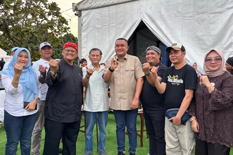 Kades Iwan Setiawan, pengelola Desa Wisata Batulayang bersama Bupati Bogor Rudy Susmanto.  (DOKUMEN KABAR BOGOR)