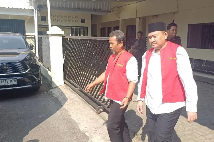 Oknum anggota DPRD Kota Depok, Rudy Kurniawan (kanan) usai melaksanakan persidangan perdana, di PN Depok.  (ANDIKA EKA/RADAR DEPOK)