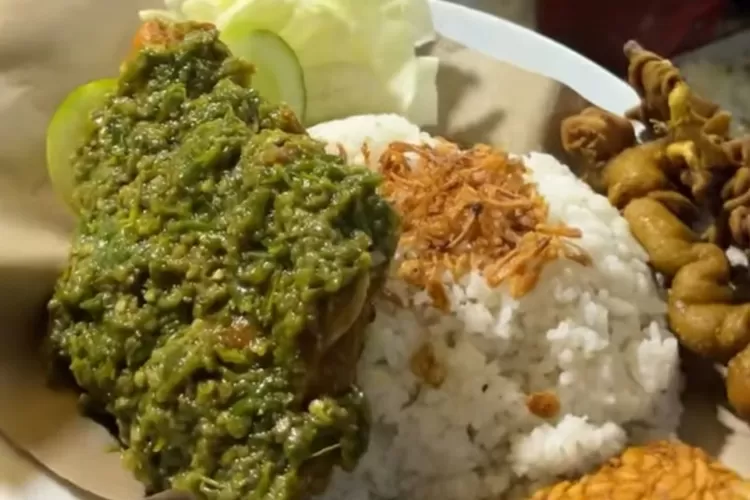 Menu ayam penyet sambal ijo AA Ebby untuk kuliner Depok (Instagram/@depok24kuliner)