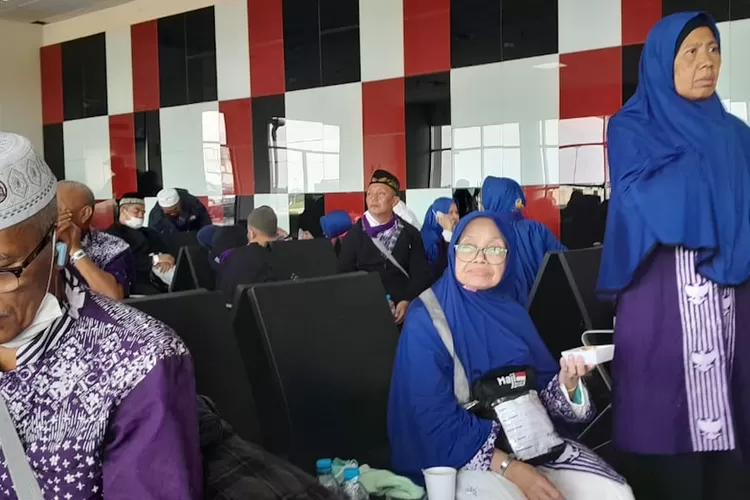 Pesawat Saudia Airlines SVA5276 dengan rute Jeddah-Jakarta (Bandara Soekarno-Hatta) yang membawa 442 jemaah haji Kloter 12 JKS asal Kota Depok diancam bom.