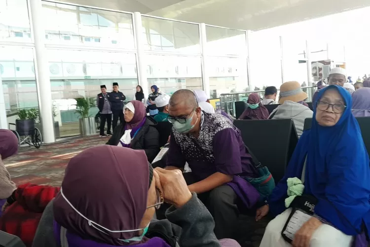 Jemaah haji Kloter 12 JKS asal Kota Depok saat mendarat darurat di Bandara Kaualanamu, Selasa (17/6). (ist)
