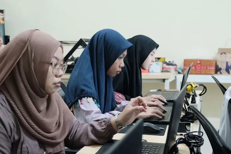 Penampakan peserta pelatihan desain grafis Disnaker Depok saat praktek mendesain. ( DOKUMEN PEMKOT DEPOK)