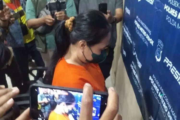 Pressrelease pelaku pencurian dan penggelapan emas yang terjadi di Toko Emas Cahaya Baru, Jalan Dewi Sartika, di Polsek Pancoranmas. (ist)