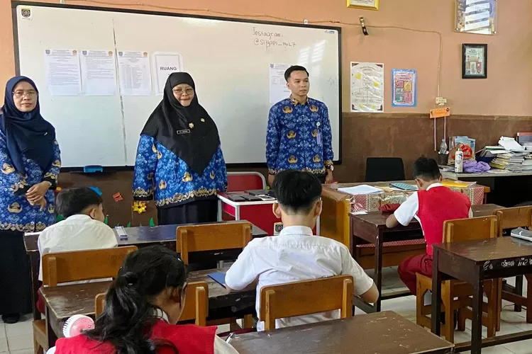 Kepala Disdik Kota Depok, Siti Chaerijah Aurijah (Tengah). (ANDIKA EKA/RADAR DEPOK)