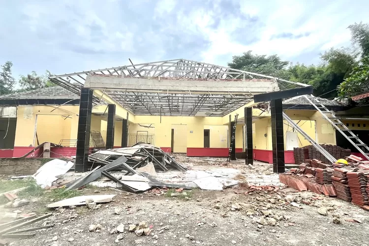 Kantor Kelurahan Bojongsari Baru yang kini mulai dipugar beralamat di Jalan Rotan No 1 RT2/7, Kelurahan Bojongsari Baru, Kecamatan Bojongsari, kamis (19/6).  (RISKY DWI LESTARI/RADAR DEPOK)