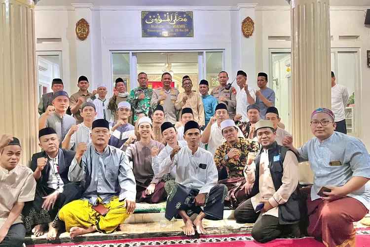 Kapolres Metro Depok, Kombes Abdul Waras, menjaring aspirasi masyarakat soal keamanan dan ketertiban, di Masjid Al Mukmin, Kelurahan Sawangan Baru, Kecamatan Sawangan, Kamis (19/6) malam. (ist)