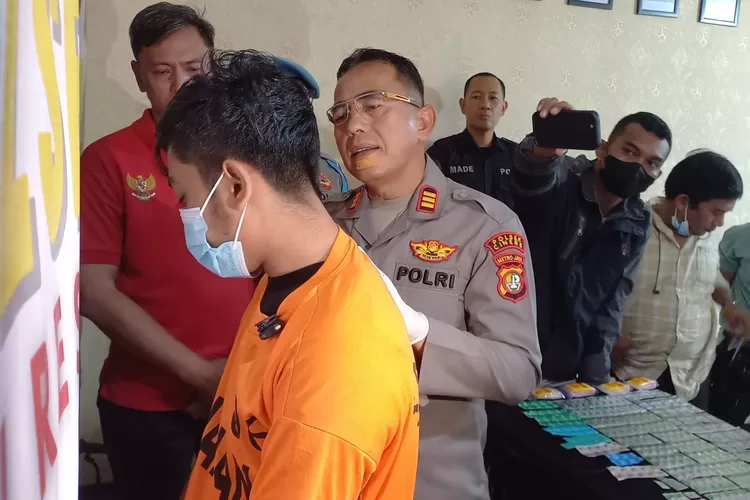 JUMPA PERS : Kapolsek Cinere, AKP Pesta Hasiholan (Tengah), menunjukan sejumlah barang bukti obat keras tanpa izin edar, yang dijual pelaku dengan kedok konter ponsel di Jalan Limo-Cinere, Kelurahan Gandul, Kecamatan Cinere, Kota Depok, Sabtu (21/6). (ALDY RAMA/RADAR DEPOK)