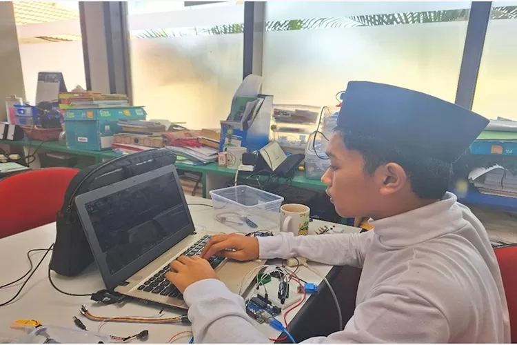 Pelaksanaan pengubahan sampah botol plastik jadi e-money dengan mesin otomatis.  (ANDIKA EKA/RADAR DEPOK)