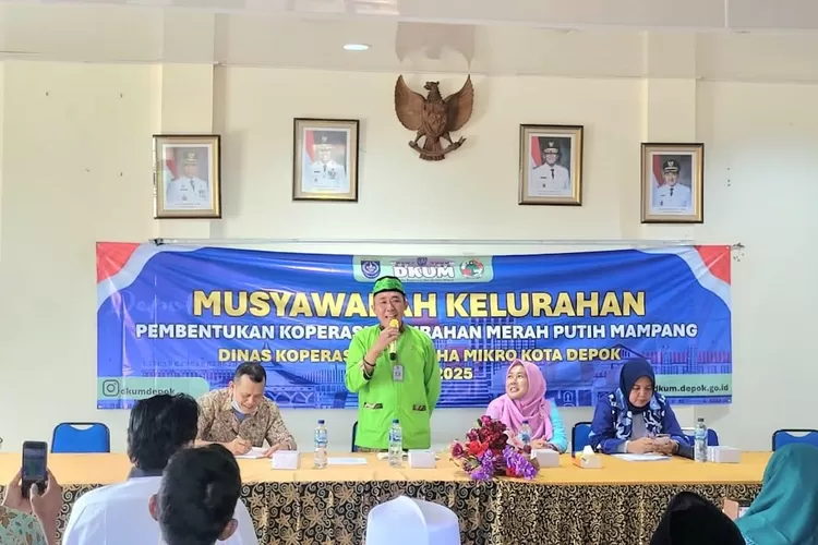 Lurah Mampang, Darmawansyah (tengah) saat Musyawarah Pemilihan Pengurus Koperasi Merah Putih (KMP) di aula Kelurahan Mampang, Kecamatan Pancoranmas, Senin (23/6) Siang.  (RISKY DWI LESTARI/RADAR DEPOK)