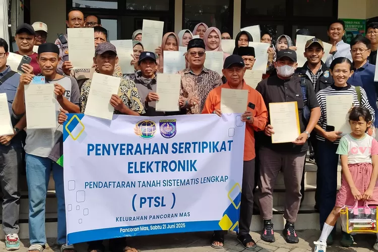 Lurah Pancoranmas, Moh Soleh (tengah) dan tim Badan Pertanahan Nasional (BPN) Kota Depok, ketua RW/RT, serta tokoh masyarakat di Kantor Kelurahan/Kecamatan Pancoranmas, Sabtu (21/6).  (RISKY DWI LESTARI/RADAR DEPOK)