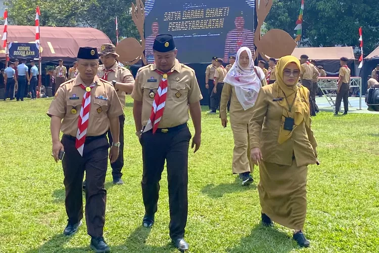 Kepala Rutan Depok, Agus Imam Taufik (kanan) dan Walikota Depok, Supian Suri, saat menghadiri pembukaan Perkemahan Satya Darma Bhakti Pemasyarakatan, di Lapas Cibinong, Senin (23/6).  (RUTAN DEPOK)