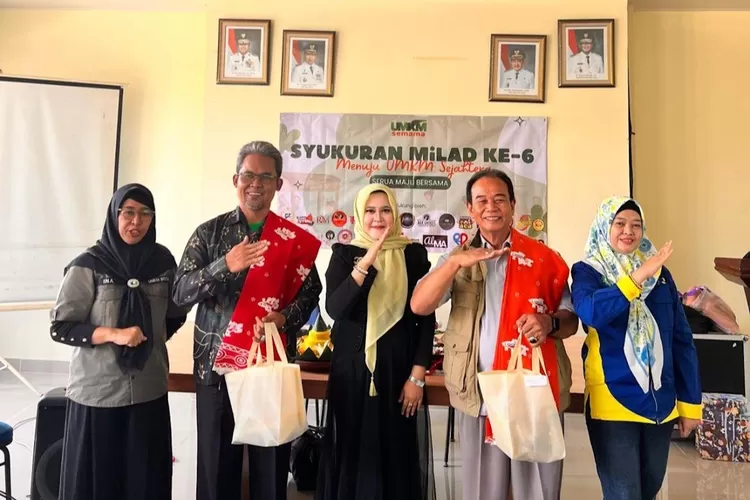 Syukuran Hari Ulang Tahun (Milad) Ke-6, UMKM Serua Maju Bersama (Semama) di aula Kantor Kelurahan Serua, Kecamatan Bojongsari, Kota Depok, Jumat (20/6).  (RISKY DWI LESTARI/RADAR DEPOK)