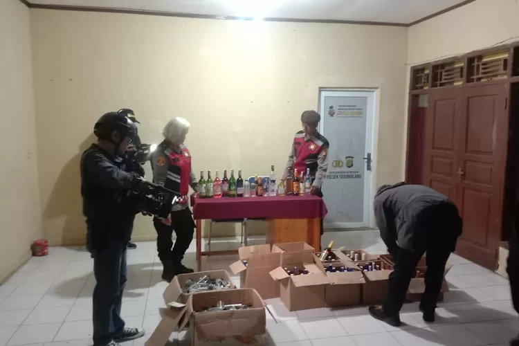 Kapolsek Tajurhalang, Iptu Tamar Bekti, saat menyita 210 botol miras dalam Operasi Nila Jaya 2025. (ist)