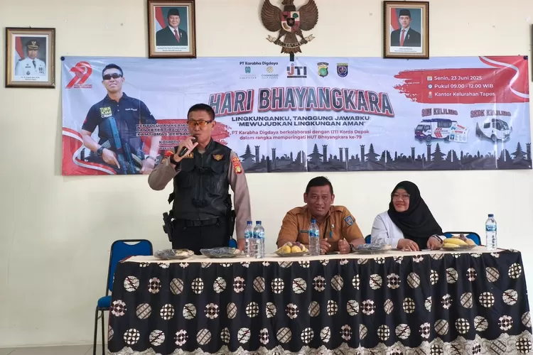 Wakasat Samapta Polres Metro Depok, Kompol Winam Agus, saat mengisi seminar bertajuk &lsquo;Lingkunganku Tanggung Jawabku Mewujudkan Lingkungan Aman&rsquo;, di Aula Kantor Kelurahan Tapos, Senin (23/6).  (JUNIOR/RADAR DEPOK)