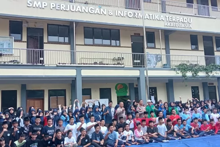 Foto bersama usai pelaksanaan edukasi pelajar yang dilakukan Polres Metro Depok di SMP Perjuangan dan Informatika Terpadu.  (DOKUMEN SEKOLAH)