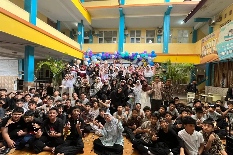 Foto bersama usai kegiatan Talents Day dan Market Day SMP IT Arafah, yang terletak di Jalan Pekapuran, Kelurahan Sukamaju Baru, Kecamatan Tapos.  (ANDIKA EKA/RADAR DEPOK)