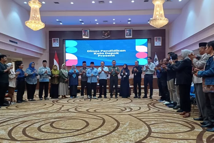 Prosesi tekan MoU Pemkot Depok bersama 33 sekolah swasta dalam program RSSG, di Aula Lantai 10, Gedung Dibaleka II, Balai Kota Depok, Selasa (24/6). ( ANDIKA EKA/RADAR DEPOK)