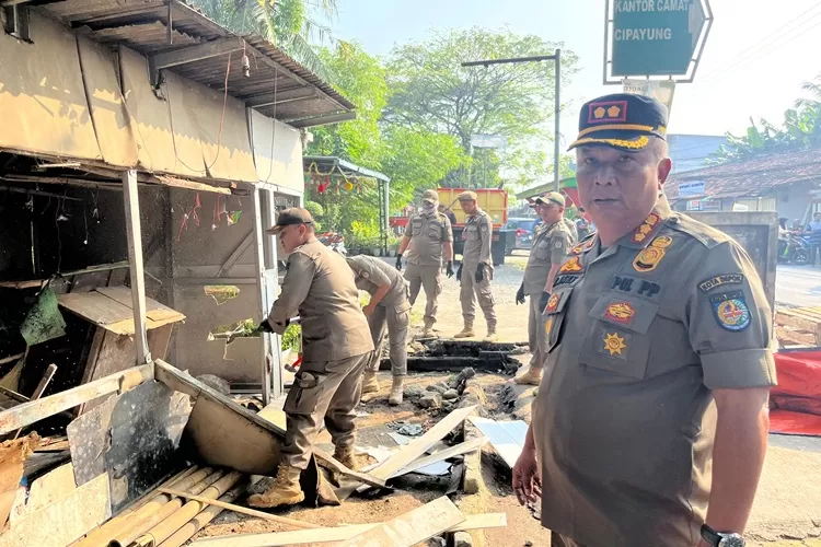 TINDAKAN : Saat proses penertiban dalam operasi gabungan Satpol PP Kota Depok di sepanjang Jalan Cipayung Raya.   (ALDY RAMA/RADAR DEPOK)